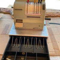 Vecchio registratore di cassa