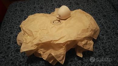 Lampada con paralume in carta