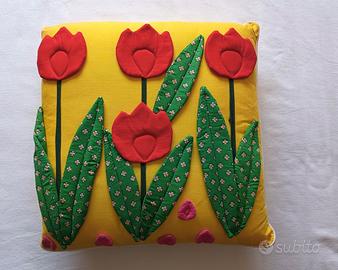 Cuscino decorativo con tulipani in rilievo