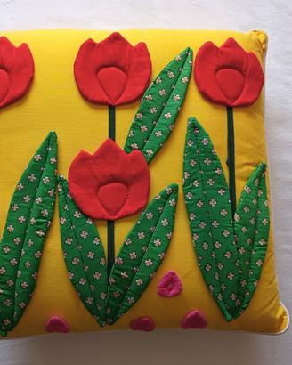 Cuscino decorativo con tulipani in rilievo