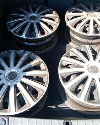 Cerchi in ferro e copricerchi in plastica Fiat 500