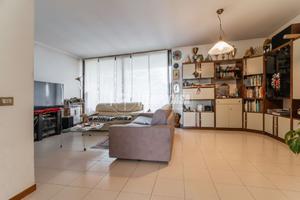 Trilocale con terrazzo, cantina e box