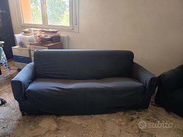 DIVANO MORBIDO RIVESTITO CON COPERTA ELASTICIZZATA