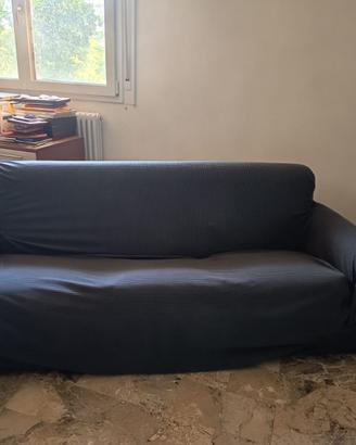 DIVANO MORBIDO RIVESTITO CON COPERTA ELASTICIZZATA