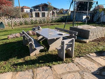 Tavolo e panche in marmo