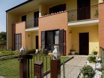 Villa/villetta a schiera in Lombardi