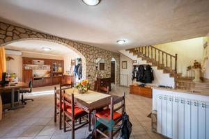 Villa di 275 m² con più di 5 locali a Gallicano ne