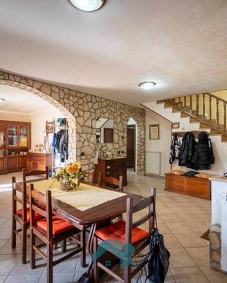 Villa di 275 m² con più di 5 locali a Gallicano ne