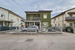 APPARTAMENTO CON GARAGE E CORTILE PRIVATO