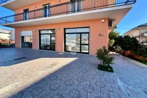 NEGOZIO A CASTELLALTO