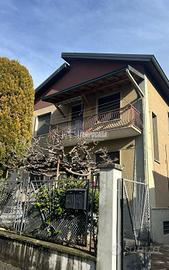 VILLETTA BIFAMILIARE LIBERA SU QUATTRO LATI