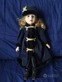 Bambola in ceramica vestito blu e cappello