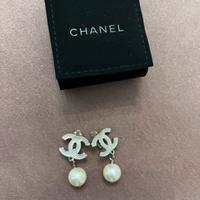 Orecchini Chanel Clip con pendente di perla
