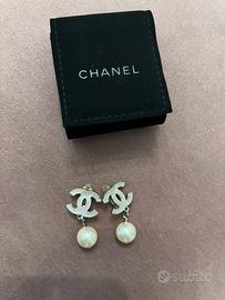 Orecchini Chanel Clip con pendente di perla