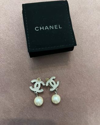Orecchini Chanel Clip con pendente di perla