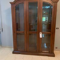 Credenza con vetri di cristallo