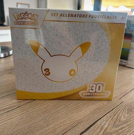 Set allenatore 30° anniversario Pokémon