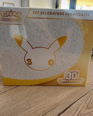Set allenatore 30° anniversario Pokémon
