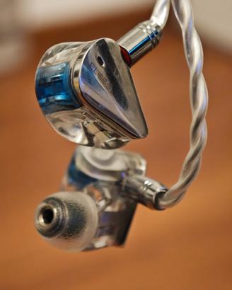 IEM Moondrop Blessing 3 con accessori e Thieaudio