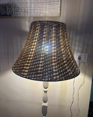 Lampada decorativa con ruota di filatura per lana