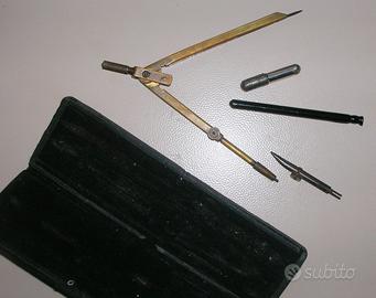 Antico compasso in ottone completo