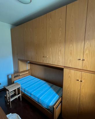 Camera in legno con letto a ponte