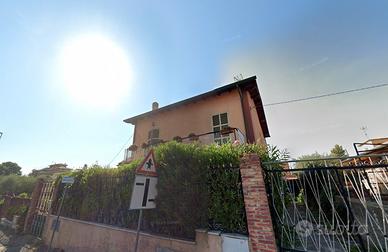 Borghesiana trilocale con posto auto e balcone