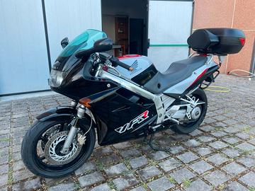 Honda VFR 750 F RC36