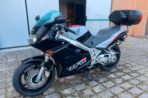 Honda VFR 750 F RC36