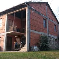 Rustico con terreno e bosco