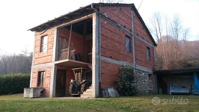 Rustico con terreno e bosco