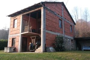 Rustico con terreno e bosco