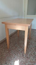 tavolo allungabile in legno chiaro