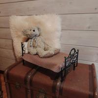 Letto vintage per bambole con peluche Tennyson