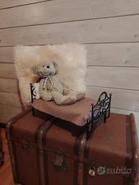 Letto vintage per bambole con peluche Tennyson