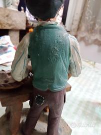 statua raffigurante vecchio 