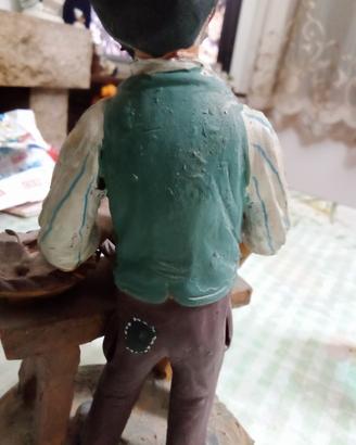 statua raffigurante vecchio 