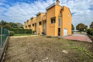 Porzione di villa a schiera di testa al grezzo ava