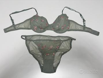 Completo in tulle ricamato