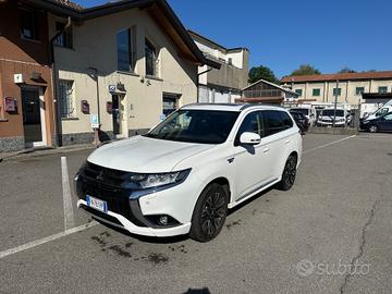 Mitsubishi Outlander 2.0 4WD PHEV gancio traino