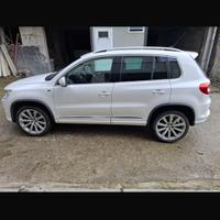 Volkswagen Tiguan r-line 2.0 tsi 4motion