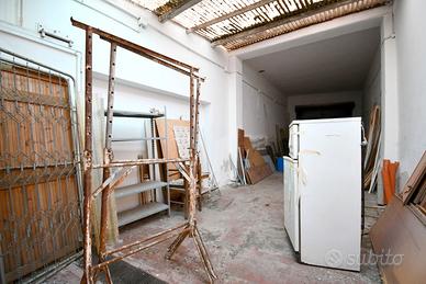 Indipedente da ristrutturare con garage e terrazza