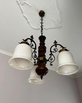 Lampadario in legno e vetro