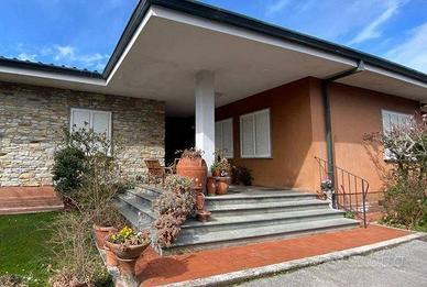 Villa di 210 m² con più di 5 locali e box auto dop