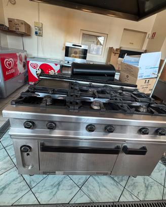 Cucina completa e attrezzatura varia per gelateria