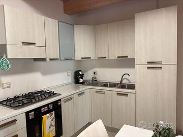 SOGGIORNO E CUCINA COMPONIBILE