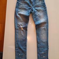 Jeans strappati e con strass