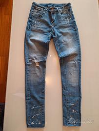 Jeans strappati e con strass