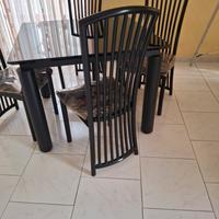 Tavolo nero lucido allungabile con sedie