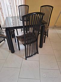 Tavolo nero lucido allungabile con sedie